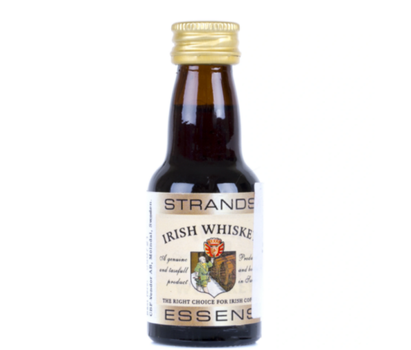 Zaprawka Irish Whiskey to płyn o ciemnej barwie w małej, przezroczystej butelce z etykietą. Butelka ze złotą zakrętką.